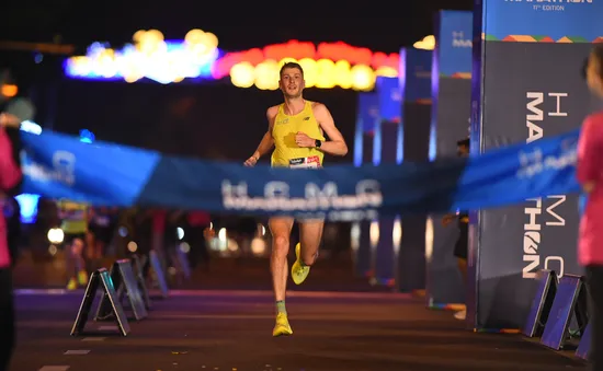 VĐV người Anh giành chức vô địch giải chạy Marathon TP HCM 2024