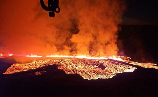 Núi lửa phun trào ở Iceland, gây nguy hiểm cho thị trấn đánh cá