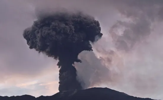 Núi lửa Marapi phun trào trở lại, Indonesia sơ tán dân