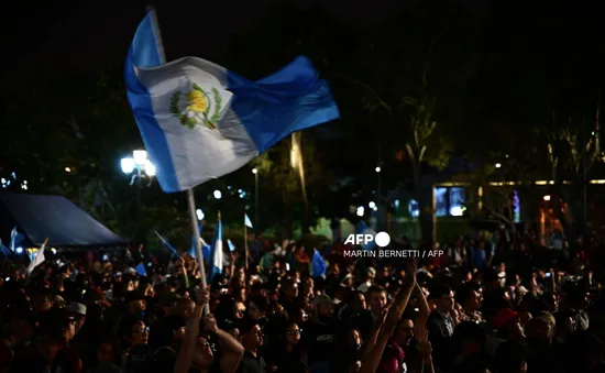 Người biểu tình đụng độ với cảnh sát ở Guatemala do lễ nhậm chức Tổng thống bị hoãn