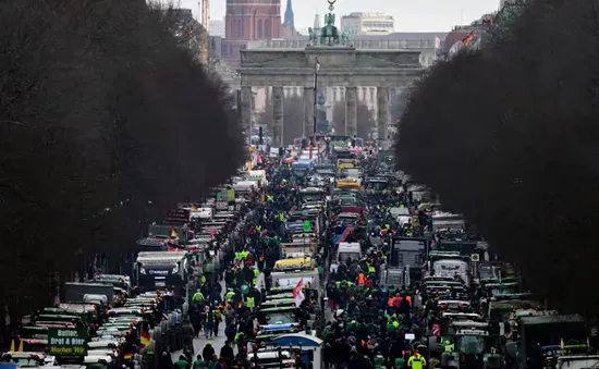 Hàng nghìn máy kéo phong tỏa giao thông ở Berlin, Đức