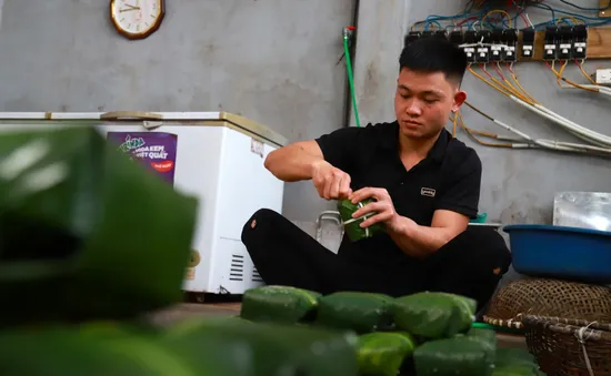 Hà Nội: Làng bánh chưng Tranh Khúc hối hả vào vụ Tết