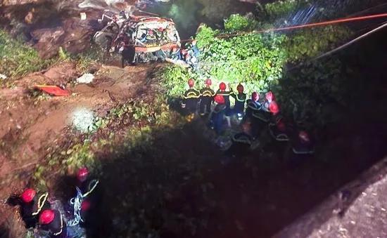 Vụ xe khách lao xuống vực ở Đà Nẵng: Khẩn trương cứu chữa 12 người bị thương