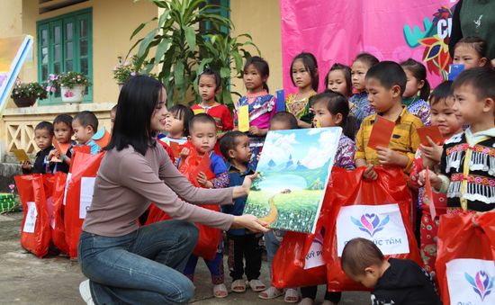 Á hậu Đào Thị Hiền vẽ tranh dành tặng trẻ em vùng cao