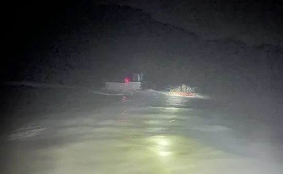 Kịp thời cứu hộ 2 thuyền viên Trung Quốc gặp nạn trên biển