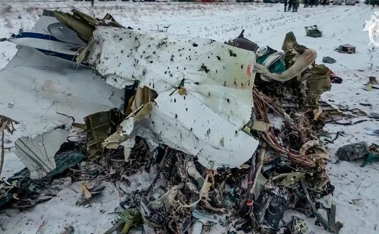 Máy bay chở tù binh Ukraine bị tên lửa tấn công