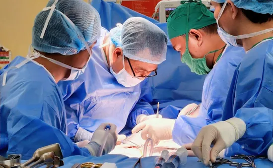 Mẹ hiến thận cứu con gái bị suy thận giai đoạn cuối