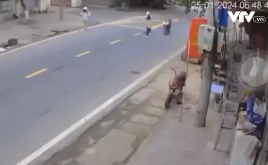 Chạy vọt sang đường, nữ sinh bị xe máy đâm hất văng