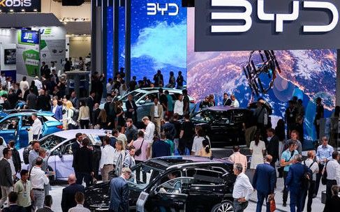 Công ty Trung Quốc BYD vượt Tesla về số xe điện bán trong quý IV/2023