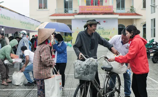 "Chung tay sẻ chia, cùng cộng đồng đón Tết An Vui"