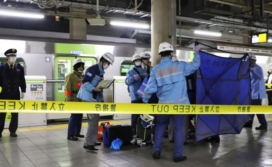 Đâm dao trên tàu điện đang dừng đỗ ở Nhật Bản khiến 4 người bị thương