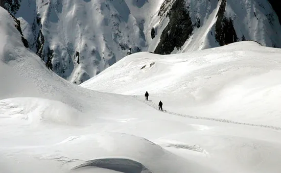 Lở tuyết trên dãy Alps ở Italy khiến 2 người thiệt mạng