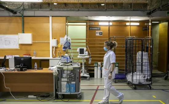 Tây Ban Nha tái áp đặt quy định đeo khẩu trang tại bệnh viện