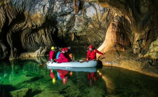 Slovenia giải cứu an toàn 5 du khách trong hang