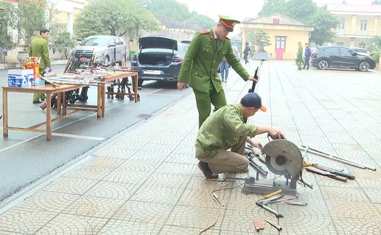 Hà Nam: Tiêu hủy hơn 600 vũ khí, vật liệu nổ, công cụ hỗ trợ và pháo