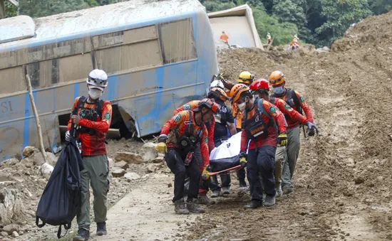 Philippines: Bé gái sống sót thần kỳ sau gần 60 giờ bị vùi lấp do lở đất