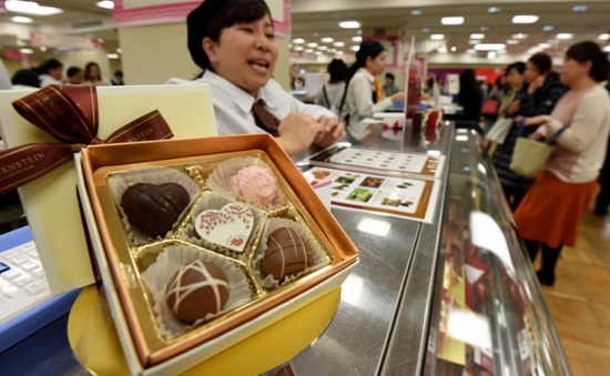 Phụ nữ Nhật Bản tự thưởng chocolate dịp Valentine
