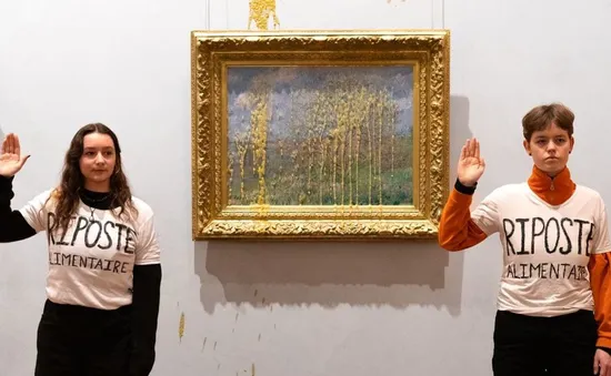 Các nhà hoạt động khí hậu ném súp vào tranh của Monet