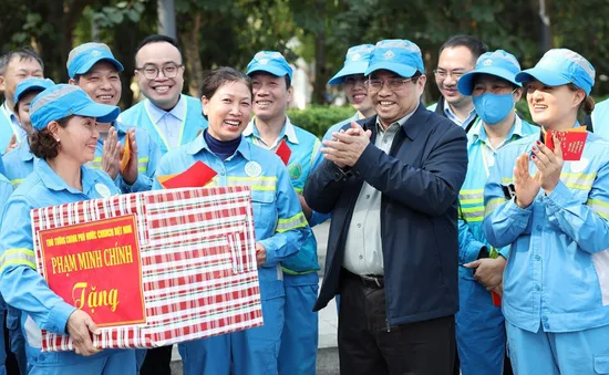 Thủ tướng thăm, chúc Tết công nhân, người lao động, lực lượng trực Tết tại Hà Nội