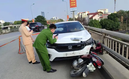 Ô tô tông xe máy trên cầu vượt khiến 2 cô gái văng xuống tử vong