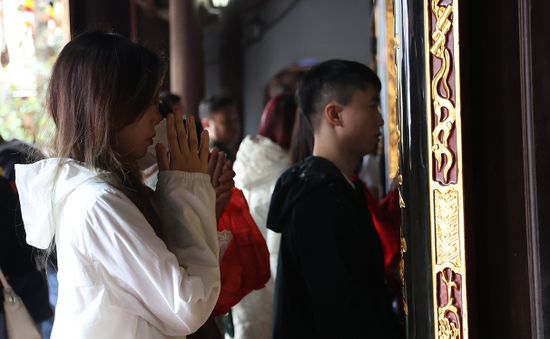 Giới trẻ nô nức đi chùa Hà cầu duyên trong ngày Lễ Tình nhân