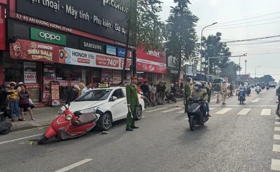 Tài xế taxi buồn ngủ đâm hàng loạt xe máy chờ đèn đỏ, 5 người nhập viện