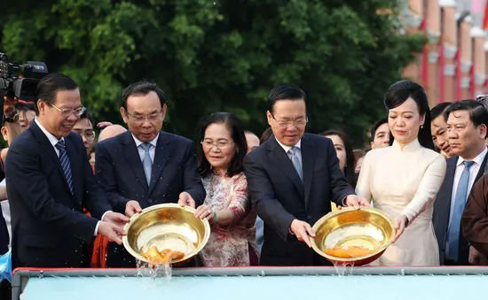 Chủ tịch nước Võ Văn Thưởng và Phu nhân cùng các kiều bào dâng hương, thả cá tại Bến Nhà Rồng