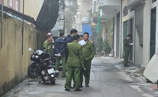 Phá cửa cứu 3 mẹ con mắc kẹt trong ngôi nhà cháy tại Thái Bình