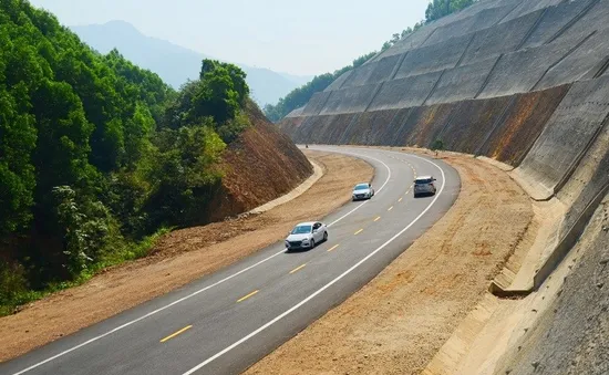 Bộ GTVT yêu cầu rà soát, điều chỉnh tổ chức giao thông tuyến cao tốc Cam Lộ - La Sơn