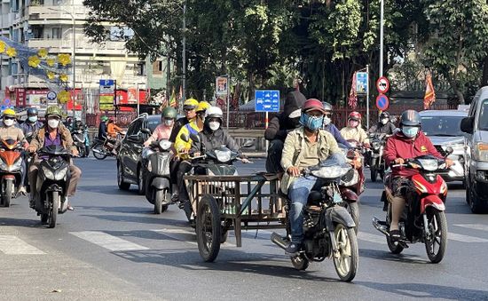 TP Hồ Chí Minh: Người lao động mưu sinh dưới thời tiết nắng nóng