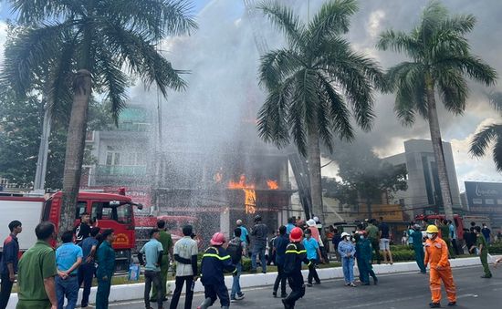 Cháy lớn tại gara sửa ô tô ở Cần Thơ