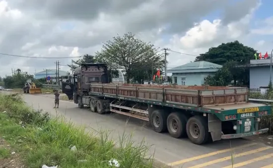 Xe đầu kéo đậu ngay biển cấm, gây mất an toàn giao thông