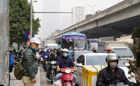 Người dân về quê ăn Tết sớm, cửa ngõ Thủ đô ùn tắc