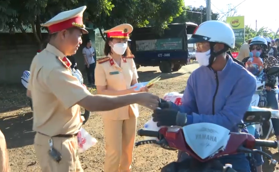 Cảnh sát giao thông Đắk Lắk hỗ trợ người dân về quê đón Tết