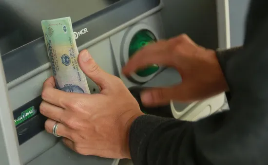 Rút tiền qua ATM giảm mạnh