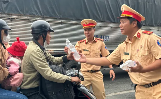 Cảnh sát giao thông phát nước, khăn lạnh miễn phí hỗ trợ người dân về quê đón Tết