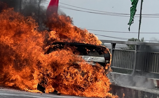 Ô tô bất ngờ bốc cháy trên quốc lộ