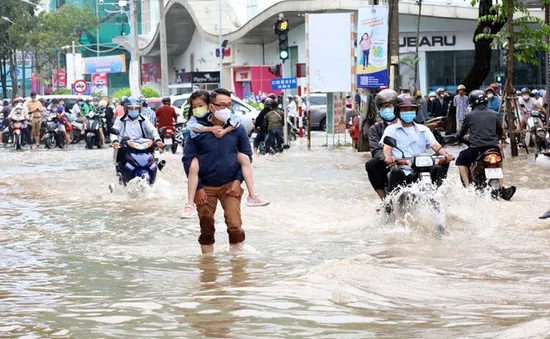 Đề phòng gió mạnh, sóng cao trên biển; triều cường ở Đông Nam Bộ