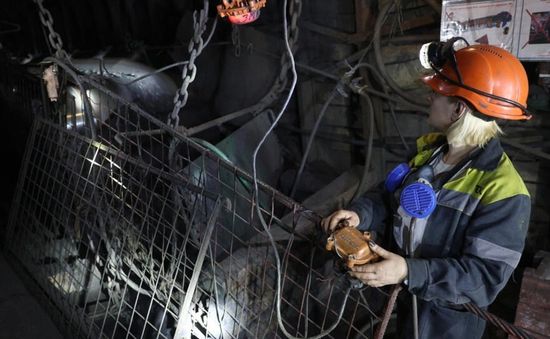 Thiếu nhân lực, phụ nữ Ukraine xuống hầm mỏ làm việc