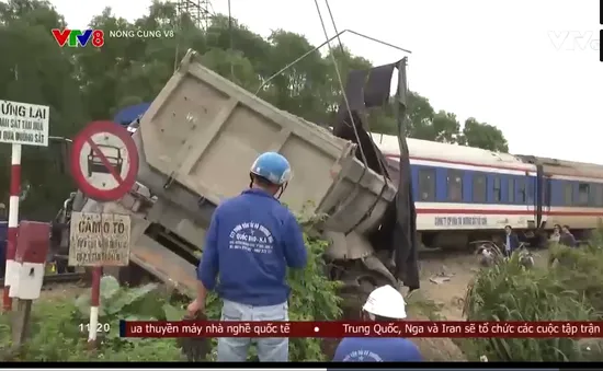 Tai nạn nghiêm trọng giữa tàu SE8 và xe ô tô đầu kéo