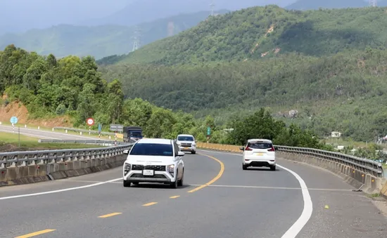 Thêm biển báo, điểm dừng trên cao tốc Cam Lộ - La Sơn