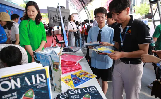 Sôi động các gian trưng bày tại Hội báo toàn quốc 2024