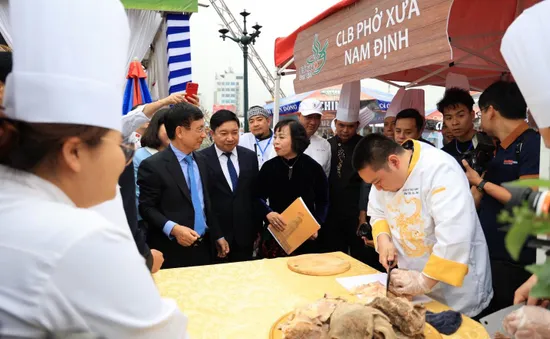 Du khách thích thú trải nghiệm phở 3 miền tại Festival Phở 2024