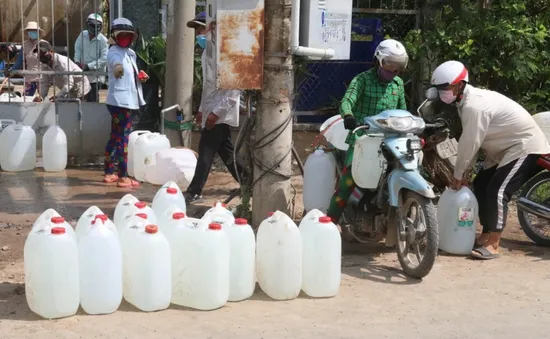 Mở vòi nước công cộng miễn phí, cứu trợ người dân vùng xâm nhập mặn