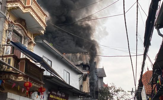 Hà Nội: Cháy hai ngôi nhà tại quận Hà Đông, khói đen bốc cao hàng chục mét