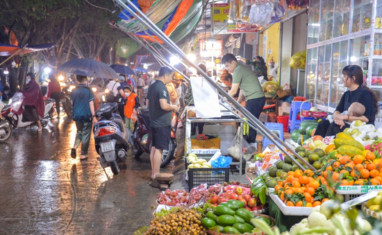 Nhiều công trình “mọc” trên vỉa hè Hà Nội, lấn chiếm không gian đi bộ