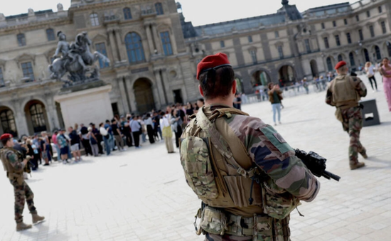Pháp nâng cảnh báo khủng bố lên mức cao nhất
