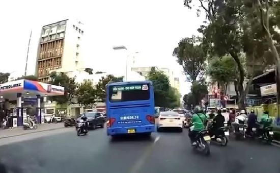 Xử lý tài xế xe bus lấn làn, vượt ẩu tại trung tâm TP Hồ Chí Minh