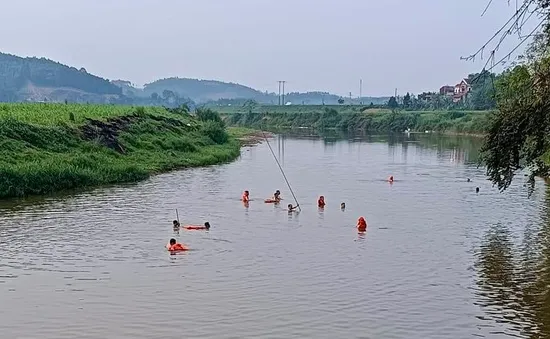 Nhóm 7 nam sinh đi tắm sông, 2 em bị đuối nước tử vong