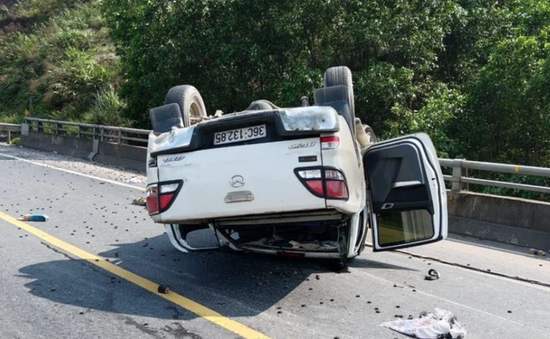 Ô tô bất ngờ lật ngửa trên cao tốc La Sơn - Túy Loan, 2 người bị thương